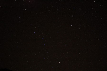 Hier zie je een zwarte sterrenhemel.